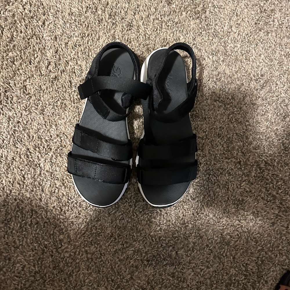 Stylish foam yoga foam sandals with a twist from the 90’s. D’Lites is the type.